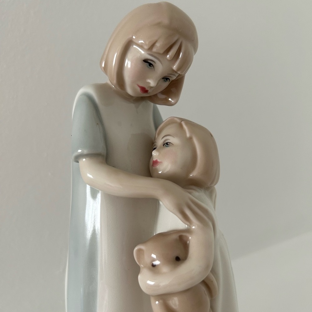 Royal Doulton Reflections Vintage Figurine 1986 Sisterly Love HN3130🩵🤍💙